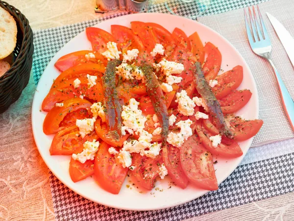 美味的西红柿冷开胃菜 配上本地奶酪和凤尾鱼片 — 图库照片