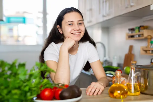 感情的な若いですブルネット女性Posingオンカメラでキッチン — ストック写真