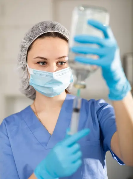 Pielęgniarka Masce Trzymająca Strzykawkę Wstrzykiwań Szpitalu — Zdjęcie stockowe
