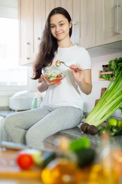 Positive Ousewife Eating Vegetable Salad Plato Kitchen — Stock Photo, Image