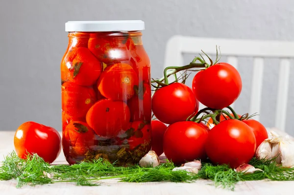Tarro Con Tomates Escabeche Eneldo Ajo Tomates Maduros Sobre Mesa —  Fotos de Stock