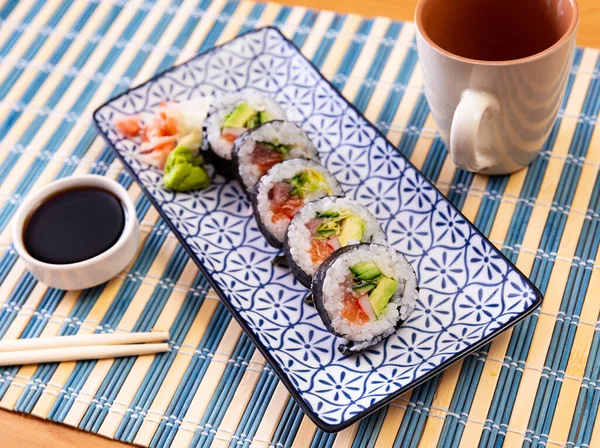 Färsk Futomaki Sushi Med Lax Tonfisk Avokado Surimi Och Gurkfyllning — Stockfoto