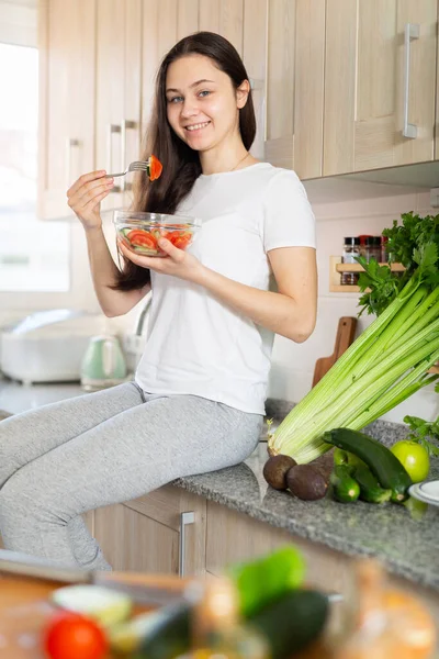 Young Housewoman Eating Vegetable Salad Plate Home Kitchen — Stock Photo, Image