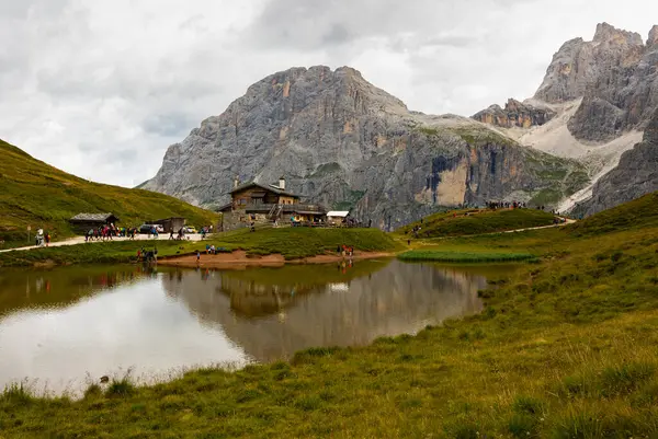 イタリアのドロマイトの麓にある湖畔の山谷に囲まれたセガンティーニ ハットの風景は 息をのむようなアルプスの風景を探検するハイカーや登山者のための人気のベースキャンプとして機能します — ストック写真