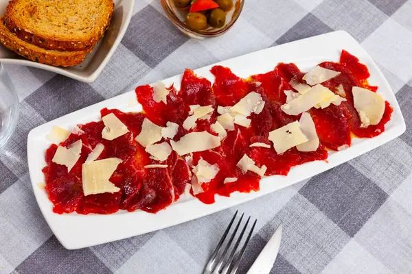 Płytka Delikatnego Surowego Carpaccio Cielęcego Serem Popularne Włoskie Przysmaki Mięsne — Zdjęcie stockowe
