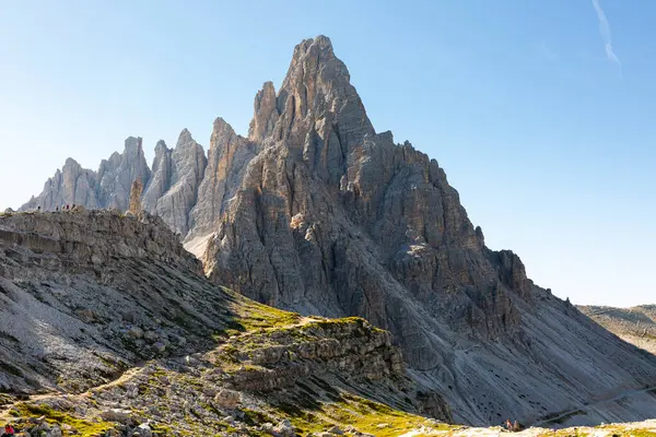 Hora Paternkofel Italských Dolomitách Proti Modré Obloze Vzácnými Mraky Úzké — Stock fotografie