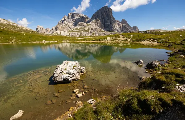 小さなアルプスの湖ラギ ピアニの息をのむような自然景観は 晴れた夏の日には岩の山に囲まれたイタリアのドロマイト山脈に囲まれています — ストック写真