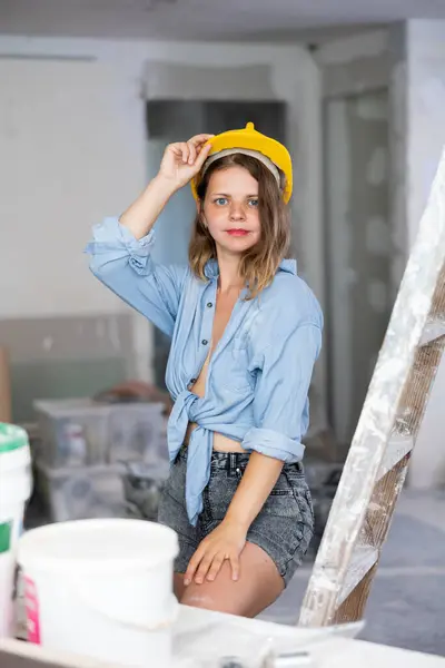 Porträtt Åtråvärd Sexig Kvinna Som Poserar Byggarbetsplatsen Kvinna Stående Vid — Stockfoto