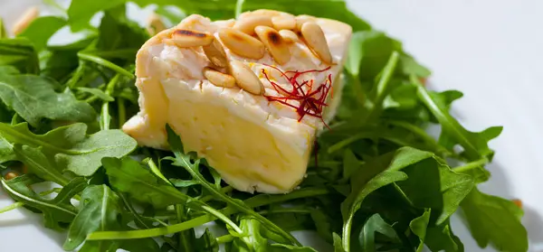 Τυρί Καμαμπέρ Μαξιλάρι Ρόκα Και Κουκουνάρι Λευκό Πιάτο — Φωτογραφία Αρχείου