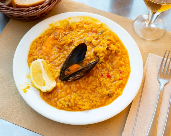 Valencianische Meeresfrüchte Paella Herzhaftes Reisgericht Mit Garnelen Venusmuscheln Und Huhn — Stockfoto