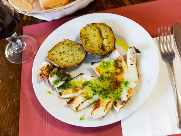 Close Fried Potato Halves Fried Cuttlefish Topped Spicy White Garlic — Stock Photo, Image