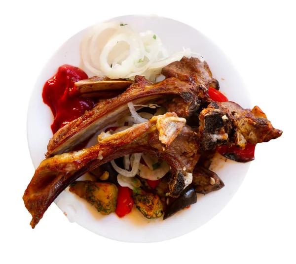 Mutton Koteletten Met Gegrilde Groenten Verse Uienringen Geserveerd Witte Plaat — Stockfoto