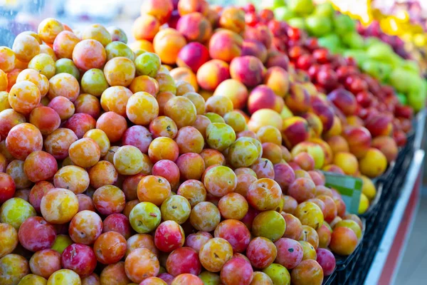 Caja Llena Ciruelas Varietales Maduras Muestra Abundante Frutas Feria Otoño — Foto de Stock