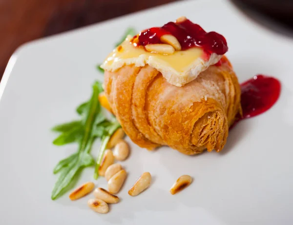Mini Croissant Camembertem Malinovou Marmeládou Pečenými Borovými Oříšky — Stock fotografie