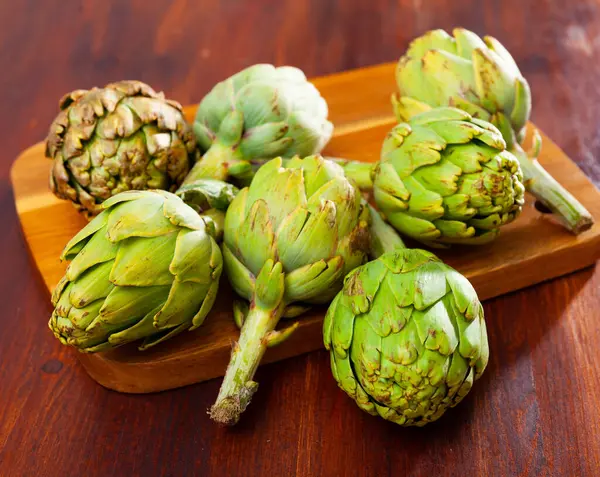 Fresh Young Buds Artichokes Wooden Background Natural Vegetarian Food Concept — Stock Photo, Image