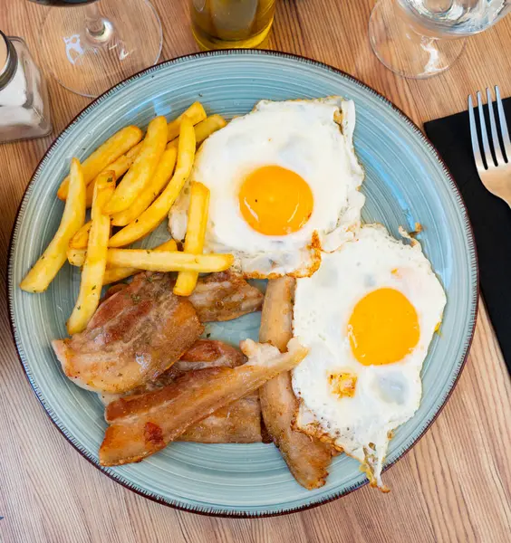 Delicious Fried Eggs Slices Roasted Bacon Fries Served Breakfast — Stock Photo, Image