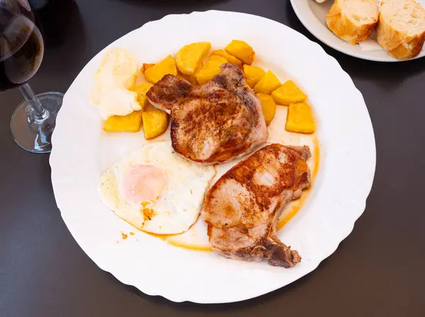 Tabakta Patates Yumurta Ile Geleneksel Spanyol Usulü Kızarmış Domuz Eti — Stok fotoğraf