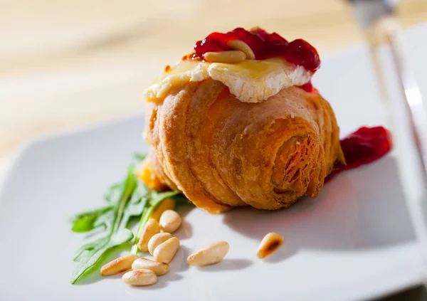 Delicious French Style Breakfast Crispy Croissant Slice Soft Camembert Berry — Stock fotografie