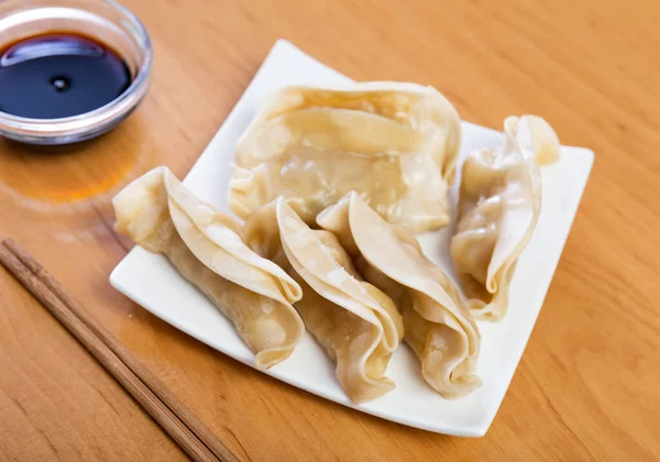 Aptitlig Ångkokt Dumplings Gyoza Med Soja Doppning Sås Traditionell Japansk — Stockfoto