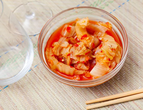 Chutné Zeleninové Salátové Kimchi Marinovaného Napa Zelí Ochuceného Kořeněnou Červenou — Stock fotografie