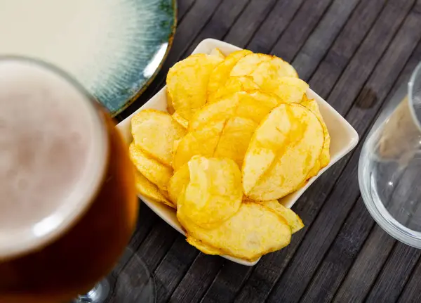 Smaczne Chipsy Pokrojone Ziemniaki Podawane Jako Przekąski Piwem — Zdjęcie stockowe