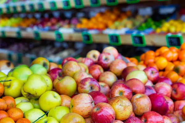 Manzanas Rojas Maduras Frescas Mostrador Supermercado Nadie — Foto de Stock