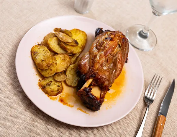 Appetizing Dish Pork Knuckle Potatoes Served Platter — Stock Photo, Image