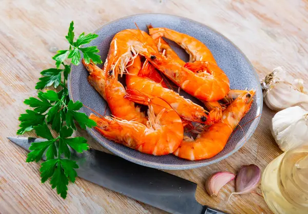 Chilled Red Whole Prawns Plate Spicy Garlic Fresh Parsley Olive — Stock Photo, Image