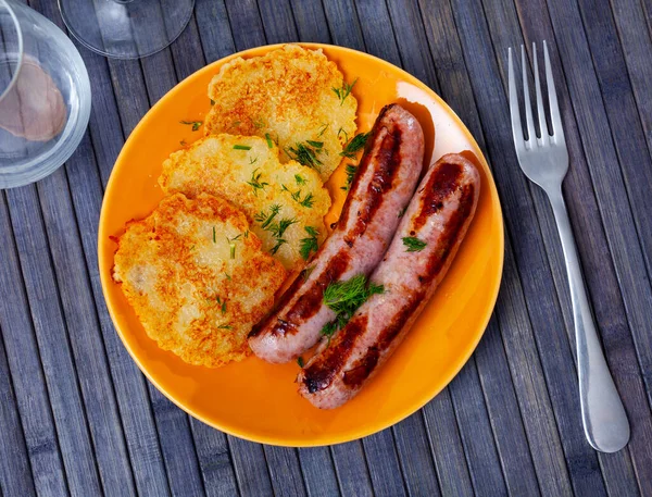 Crispy Flavorful Authentic German Potato Pancakes Kartoffelpuffer Served Fried Frankfurters — Stock Photo, Image