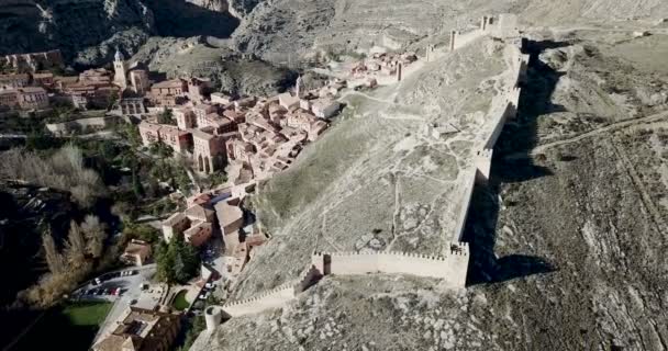 Obranná Severní Zeď Albarracin Pozadí Města Katedrálou Věž Aragon Španělsko — Stock video