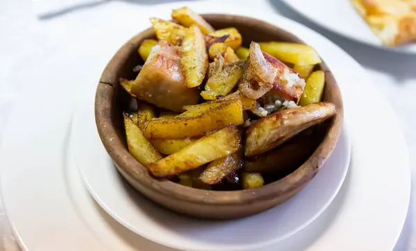 Delicioso Plato Tradicional Georgiano Carne Ojakhuri Con Patatas Cebollas Frito — Foto de Stock