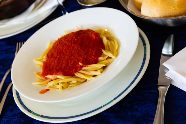 Tradycyjne Włoskie Danie Makaron Trofie Ozdobiony Sosem Pomidorowym — Zdjęcie stockowe
