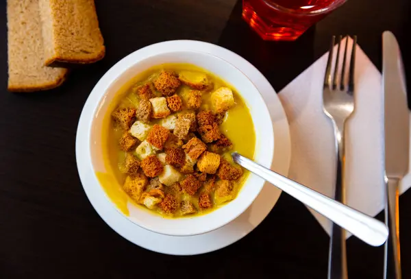 Thick Split Pea Puree Soup Traditionally Served Crispy Croutons Typical — Stock Photo, Image