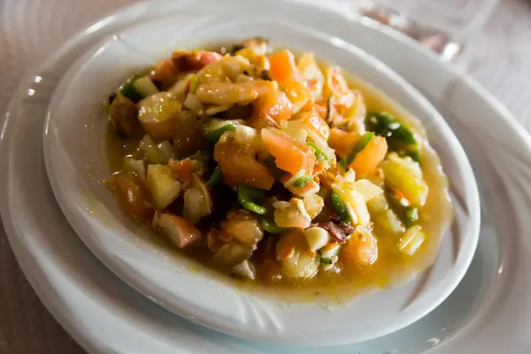 Akdeniz Mutfağı Yemekleri Haşlanmış Karidesler Midyeler Sebzeli Kalamar Masa Arkası — Stok fotoğraf