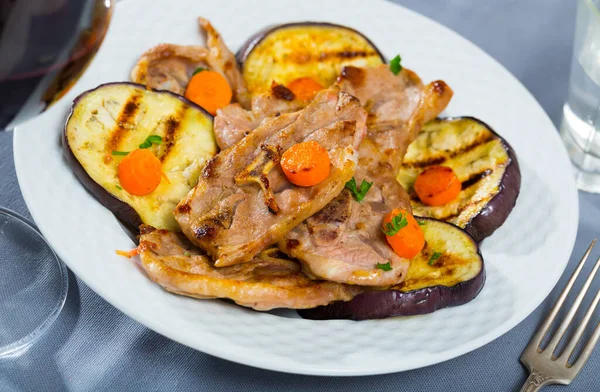 Juicy Slices Mutton Grilled Eggplant Carrot Plate — Stock Photo, Image