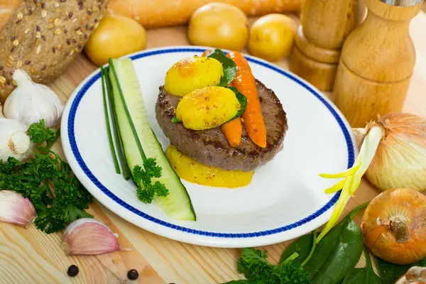Juicy Beef Patty Served Baked New Potatoes Glazed Carrots Fresh — Stock Photo, Image