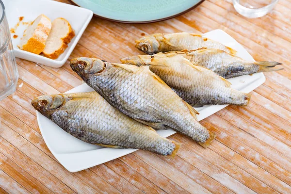 Ukrayna Yemeği Kurutulmuş Tuzlanmış Hamamböceği Balığı Bir Kafedeki Ahşap Masada — Stok fotoğraf