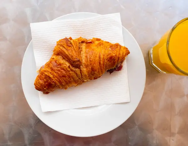 Art Servíroval Předkrm Sněhobílém Talíři Jemný Listový Croissant Tenkými Plátky — Stock fotografie