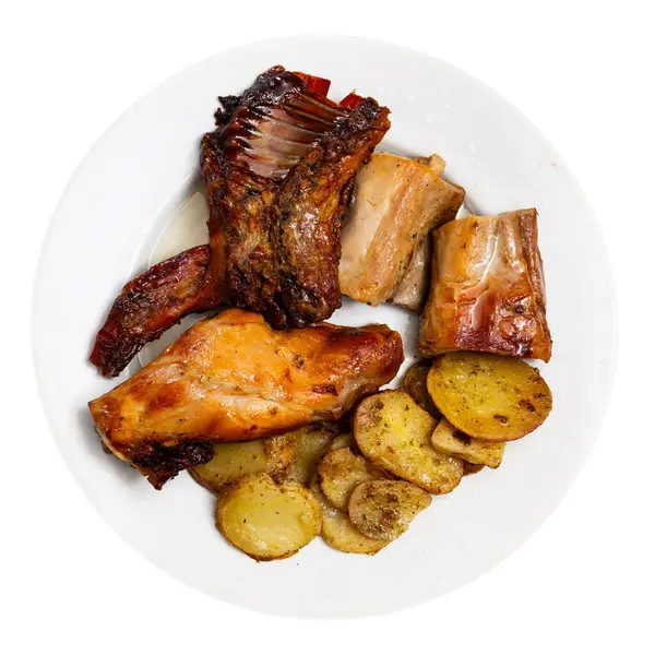 Eet Geroosterde Konijnenstukjes Met Groentegarnituur Van Gebakken Aardappelen Heerlijk Bevredigend — Stockfoto