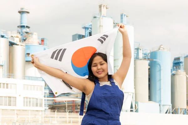 Glad Ung Kvinne Som Holder Stort Flagg Sør Korea Mot – stockfoto