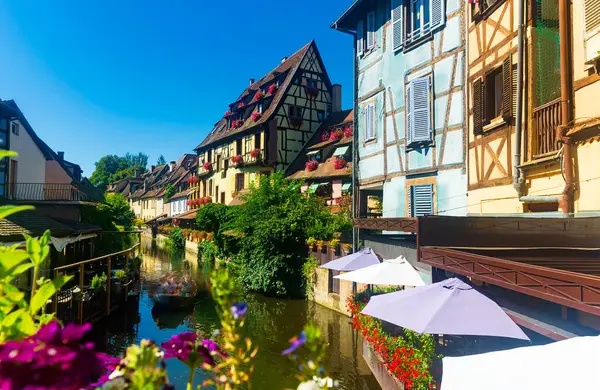 Malowniczy Pejzaż Miasta Colmar Tradycyjnymi Średniowiecznymi Drewnianymi Kamienicami Ozdobionymi Kolorowymi — Zdjęcie stockowe