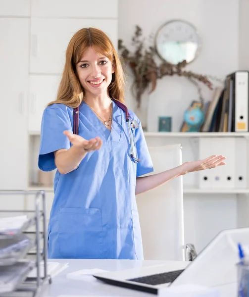 Kobieta Lekarz Nosić Niebieski Mundur Medyczny Stetoskop Patrzeć Aparat Pozowanie — Zdjęcie stockowe