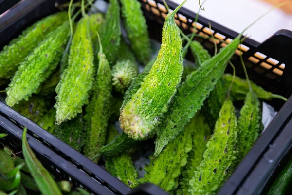 Detailní Pohled Zelené Hořké Melouny Zeleninové Krabici Venkovním Trhu Potravinami — Stock fotografie