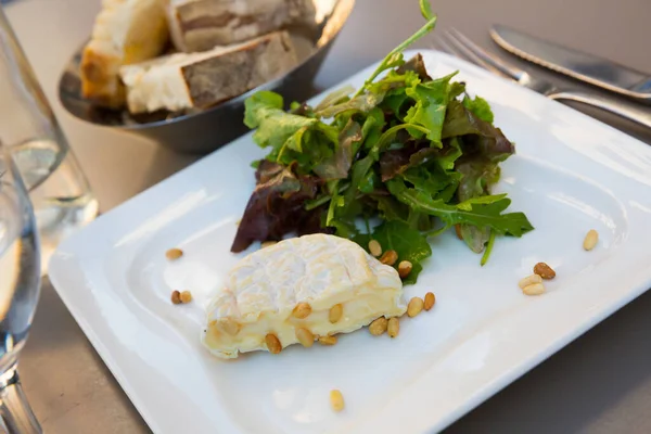 Fransız Yumuşak Peyniri Saint Marcellin Çam Fıstığı Yeşillikle Servis Edilir — Stok fotoğraf