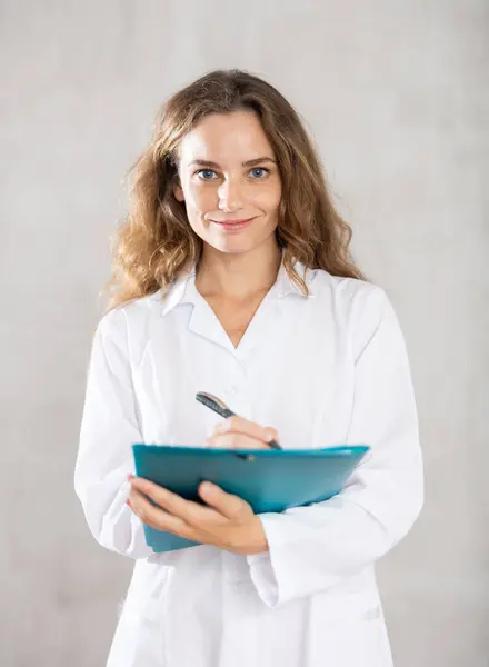 Standing Gracefully Her Folder Patient Records Hand Female Cosmetic Doctor — Stock Photo, Image