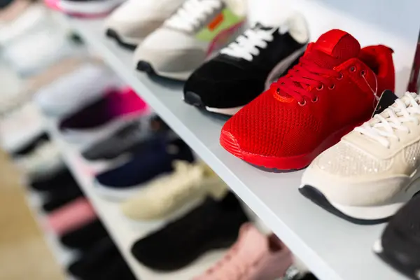 Modern Bir Mağazada Spor Ayakkabılı Tezgah Satılığa Çıkarılmış — Stok fotoğraf