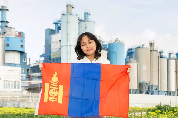 Веселая Молодая Женщина Стоящая Большим Флагом Монголии Фоне Завода — стоковое фото