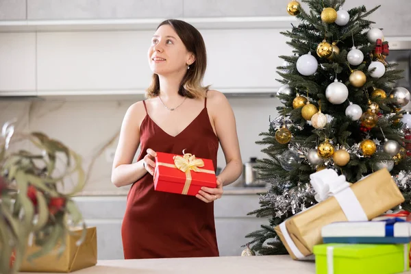 Veselá Mladá Žena Očekávání Vánoc Pózuje Doma Pozadí Vánočního Stromečku — Stock fotografie