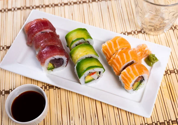 Aperitivo Sushi Roll Uramaki Avocado Roll Con Tonno Cotto Granchio — Foto Stock