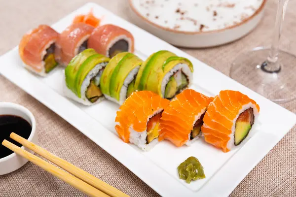 Deliziosi Vari Set Sushi Serviti Sul Piatto Involtino Sushi Uramaki — Foto Stock